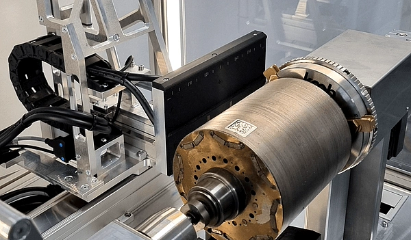 Rotor clamped in a Koob sensor-array test bench during a contract measurement run.
