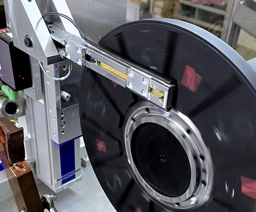 Single magnetic field sensor positioned over a large rotor.